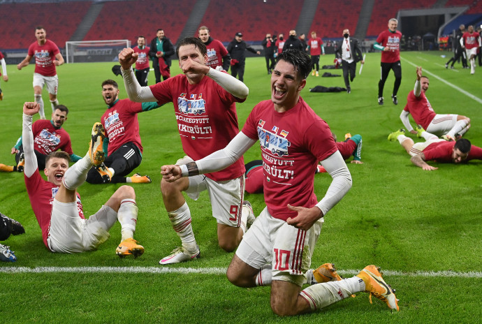 A magyar futballisták az Izland elleni győzelmet, Eb-részvételt ünneplik a Puskás Arénában Fotó: MTI, Illyés Tibor