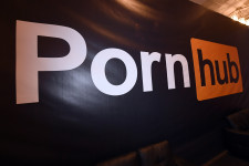 A Pornhub szigorít a le- és feltöltéseken, miután kiderült, túl sok erőszakot ábrázoló videó kering az oldalukon