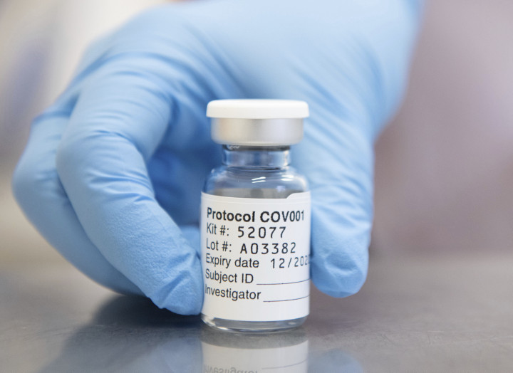 Az Oxfordi Egyetem által 2020. november 23-án közreadott képen az AstraZeneca svéd-brit gyógyszergyártó és az Oxfordi Egyetem által közösen kifejlesztett, koronavírus elleni vakcinát tartalmazó fiolát tart a kezében egy ember. Fotó: John Cairns/MTI/Oxfordi Egyetem/AP