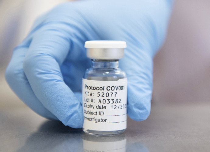 Az Oxfordi Egyetem által 2020. november 23-án közreadott képen az AstraZeneca svéd-brit gyógyszergyártó és az Oxfordi Egyetem által közösen kifejlesztett, koronavírus elleni vakcinát tartalmazó fiolát tart a kezében egy ember. Fotó: John Cairns/MTI/Oxfordi Egyetem/AP