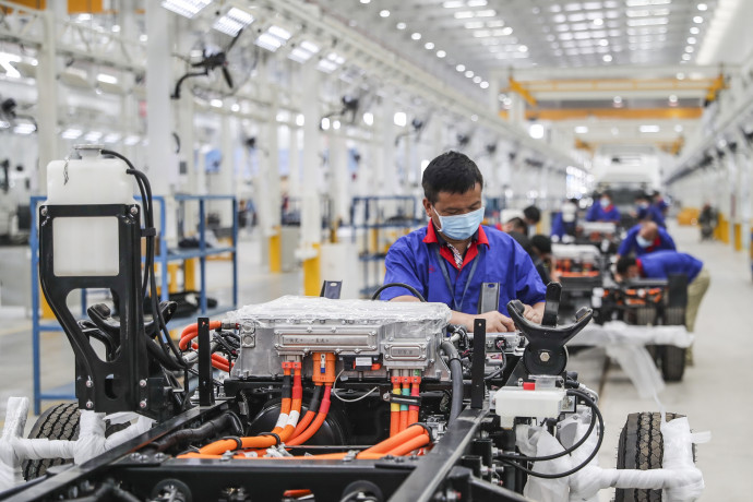 A BYD egyik buszgyára Kínában, 2020 júliusában. A kínai ipart se a kereskedelmi háború, se a koronavírus-járvány nem tudta feltartóztatni. (AFP)