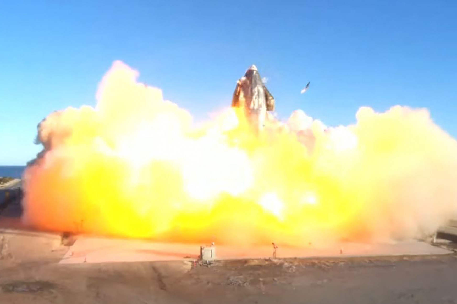 Földet érés után felrobbant a SpaceX kísérleti rakétája