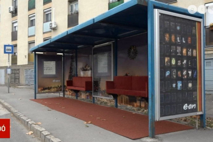 Pécsen karácsonyivá alakítottak át egy buszmegállót