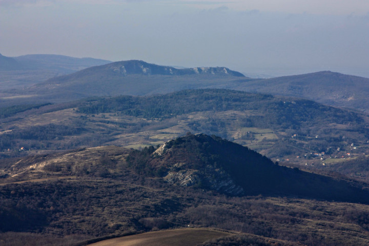 Látvány a Getéről: előtérben a Hegyes-kő, középen a Kő-hegy a Kősziklával, hátul az Öreg-kő – Fotó: Tenczer Gábor / Telex