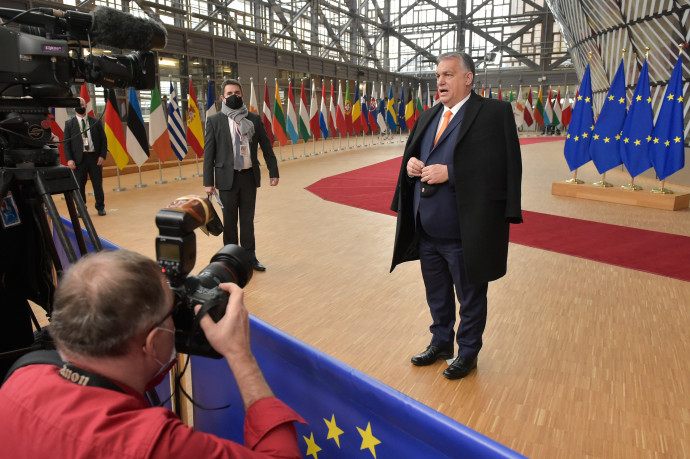 Orbán Viktor nyilatkozik érkezése után az EU-csúcson – Fotó: JOHN THYS / POOL / AFP