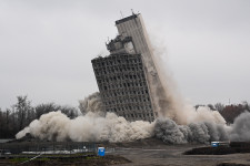 Robbantással rombolták porig az 57 méteres Vituki-tornyot