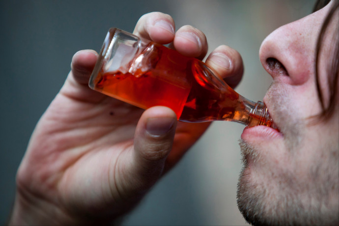 Ha az orosz vakcina eredményességéhez tényleg két hónapig nem szabad alkoholt fogyasztani, akkor mi lesz a magyar alkoholistákkal?