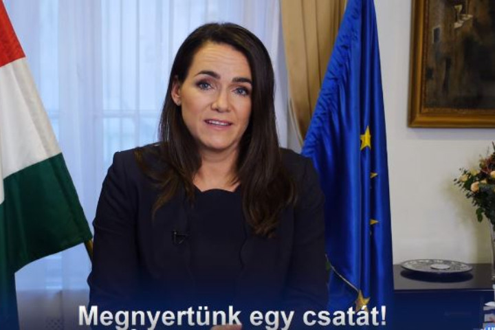 Novák Katalin a videóján nappali világosságban ünnepli a csak este megszületett uniós megállapodást