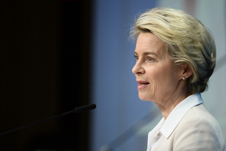 Ursula von der Leyen sajtótájékoztatót tart a brüsszeli csúcstalálkozó után – Fotó: Johanna Geron / EPA / MTI