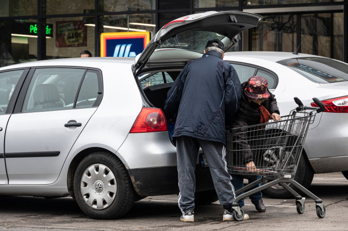 Szombattól felfüggeszti az idősek vásárlási idősávját a kormány