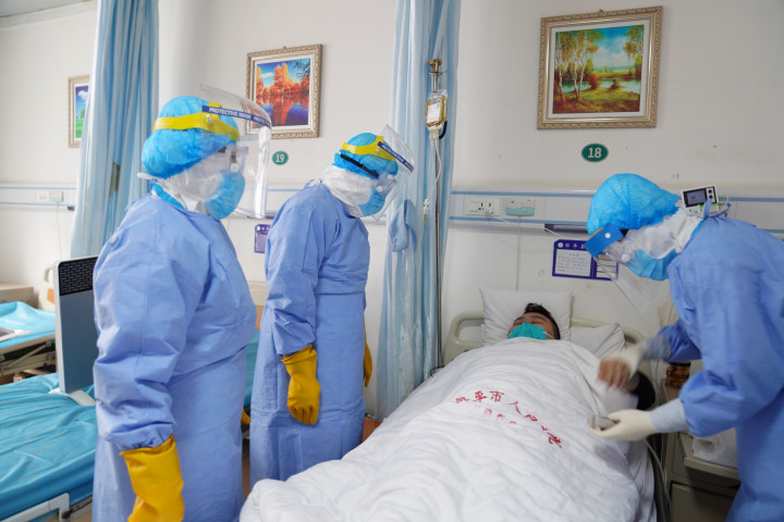 Koronavírusos beteget kezelnek egy Santung tartományi kórházban 2020 februárjában – Fotó: TPG / Getty Images
