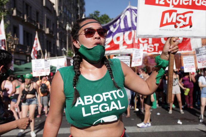 Enyhíthetik a szigorú abortusztörvényt Argentínában, a katolikus egyház ezt ellenzi