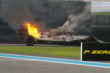 Kimi Räikkönen maga oltotta el a kigyulladt kocsiját