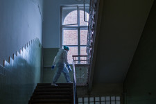 „Miután beöltözünk, a bolondok háza fogad minket” – ápolók beszélnek életük legnehezebb heteiről