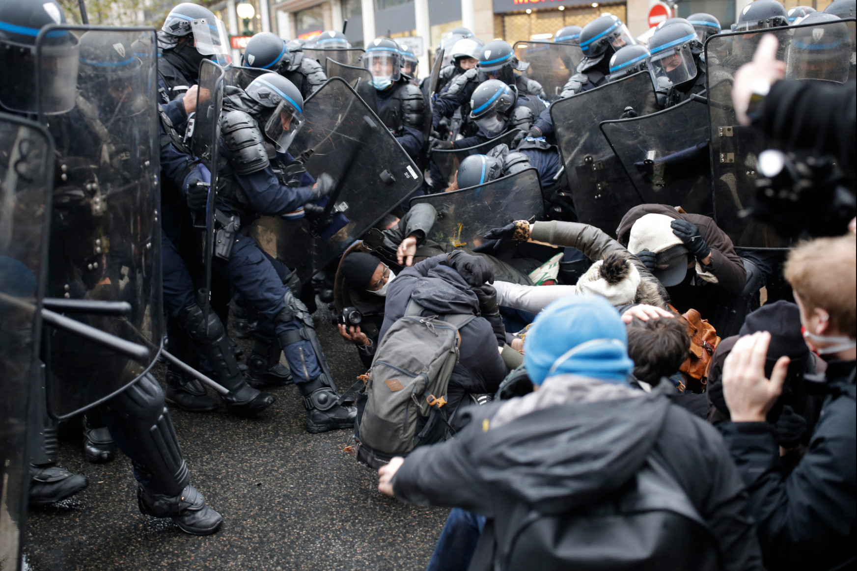 81 embert letartóztattak a rendőri erőszak ellen szervezett tüntetésen Párizsban