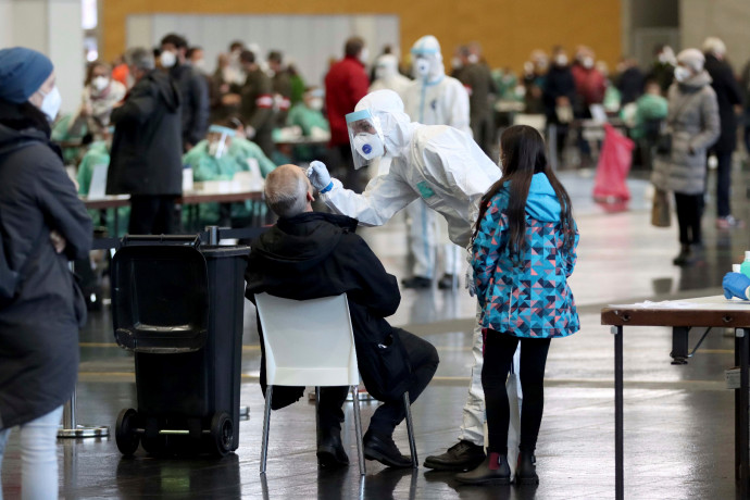 Egy kólát tesztelt le koronavírusra egy osztrák populista politikus, és a teszt pozitív lett