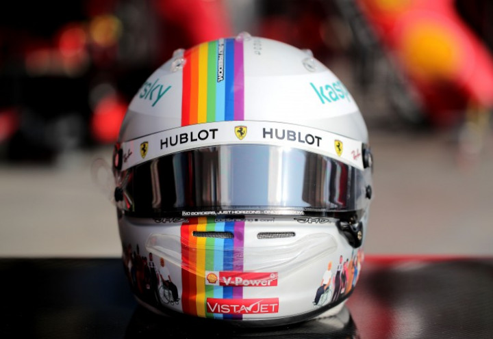 A szivárványos sisak – Fotó, sebastianvettel.de