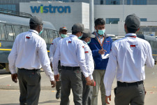 Az alacsony fizetés miatt vertek szét a dolgozók egy iPhone-gyárat Indiában