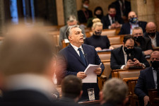Orbán napirend előtt beszél a parlamentben