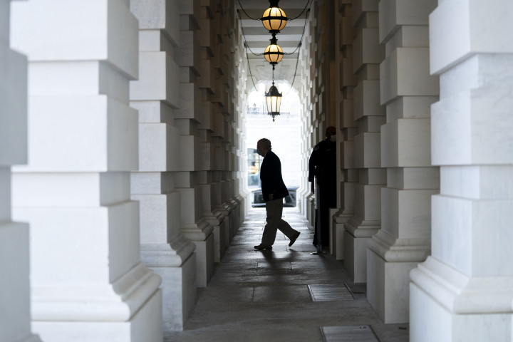 A szenátus többségi vezetője, Mitch McConnell 2020. december 11-én távozik Capitolium épületéből – Fotó: Stefani Reynolds / Getty Images