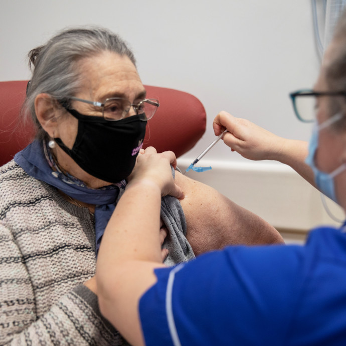 Nálunk még a stratégia is homályos, Angliában már a háziorvosok is oltanak