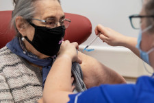 Nálunk még a stratégia is homályos, Angliában már a háziorvosok is oltanak