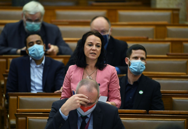 Szabó Timea, a Párbeszéd frakcióvezetője szólal fel az Országgyűlés plenáris ülésén – Fotó: Bruzák Noémi / MTI