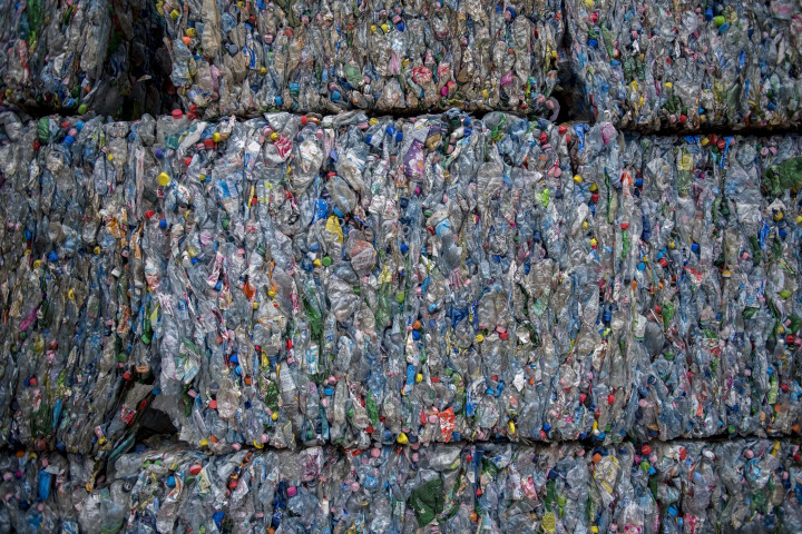 PET-palackokból préselt bálák egy hulladékkezelő központban 2018. július 12-én – Fotó: Sóki Tamás / MTI