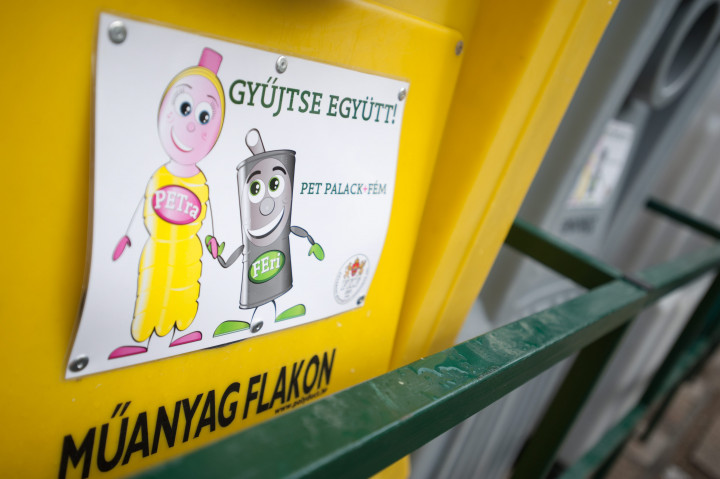 Műanyag- és a fémhulladék együttes gyűjtését jelző tábla egy szelektív hulladékgyűjtő szigeten Budapesten – Fotó: Kallos Bea / MTI