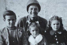 Egy magyar származású amerikai veterán 76 év után találta meg a világháborúban vele fotózkodó gyerekeket