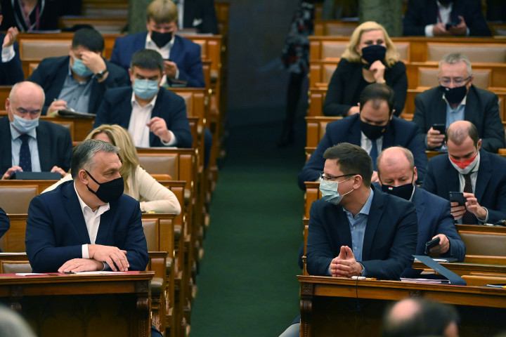 Orbán Viktor és Gulyás Gergely Országgyűlés plenáris ülésén 2020. december 15-én – Fotó: Bruzák Noémi / MTI