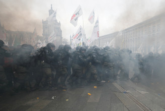 Negyven rendőr megsérült a korlátozások elleni tüntetésen Kijevben