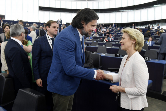 Az Európai Bizottság elnökének megválasztott Ursula von der Leyen német kereszténydemokrata politikusnak gratulál Deutsch Tamás, a Fidesz-KDNP képviselője az Európai Parlament (EP) plenáris ülésén Strasbourgban 2019. július 16-án – Fotó: MTI / Koszticsák Szilárd