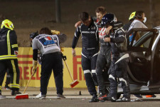 Mindkét kezét műteni kellett a horrobalesetet szenvedő Grosjeannak