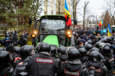 Traktorokkal mentek neki a moldáv tüntetők a parlamentnek