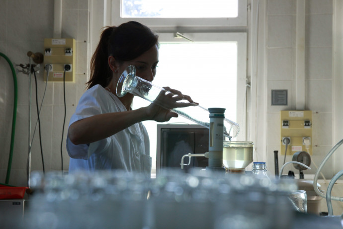Laborasszisztens vízmintát készít elő elemzésre a Balatoni Limnológiai Intézet vízkémia laborjában 2014. augusztus 25-én. – Fotó: Nagy Lajos / MTI
