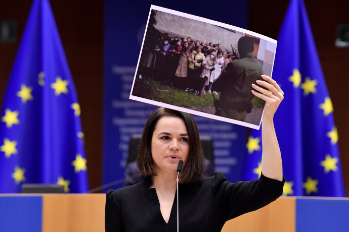 Szvetlana Tyihanovszkaja beszédet mond az Európai Parlamentben – Fotó: John Thys / AFP