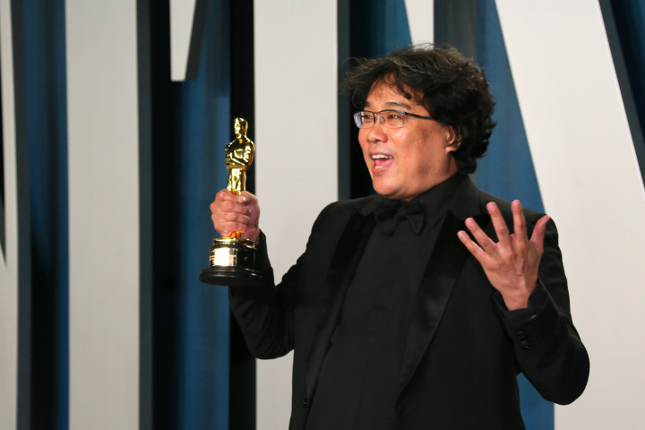 Pong Dzsunho az egyik Oscar-díjával – Fotó: Jean-Baptiste Lacroix/AFP