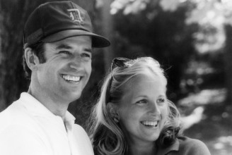 <em>Biden</em> '77-ben megígérte Kádáréknak, hogy karácsonyra visszaadják a koronát
