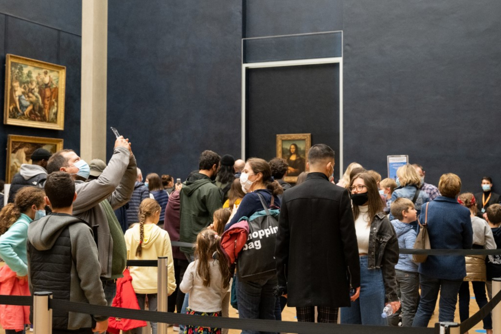 Valakinek megért 28,4 millió forintot, hogy a védőüveg torzítása nélkül nézhesse meg a Mona Lisát a Louvre-ban