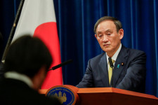 A japán miniszterelnök megszegte az országos járványügyi ajánlást, amikor hatodmagával ment vacsorázni