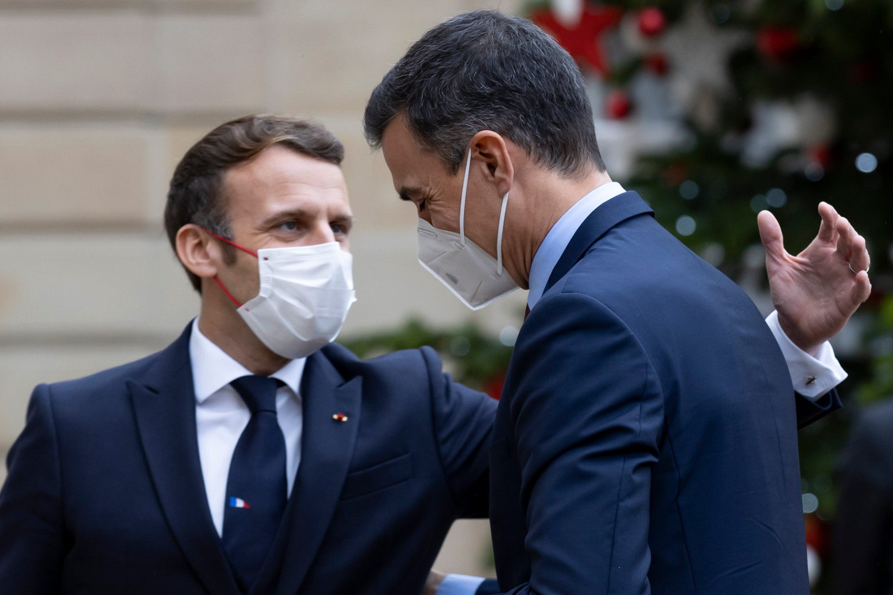 Sorra vonulnak karanténba az európai vezetők, miután találkoztak a covidos Macronnal