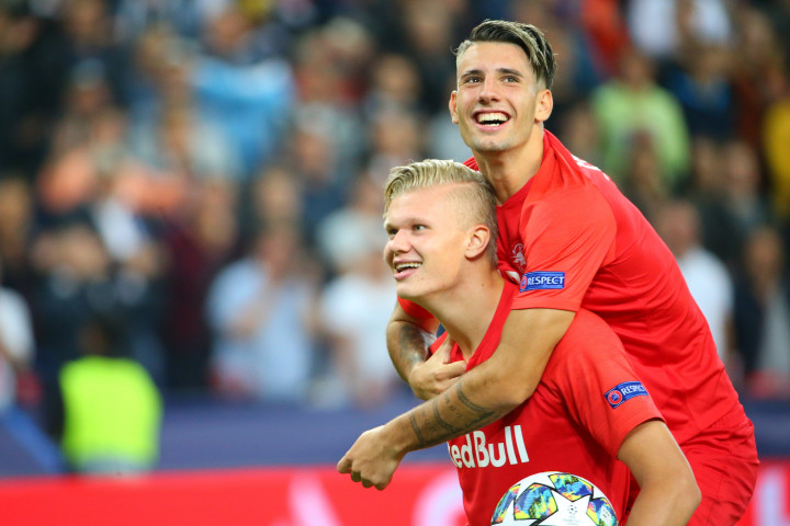 Szoboszlai Haaland hátán ünnepel, most már a Bundesligában futhatnak össze, Fotó: Getty/David Geieregger