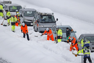 Japánban több százan rekedtek a kocsijukban a rekordmennyiségű hó miatt