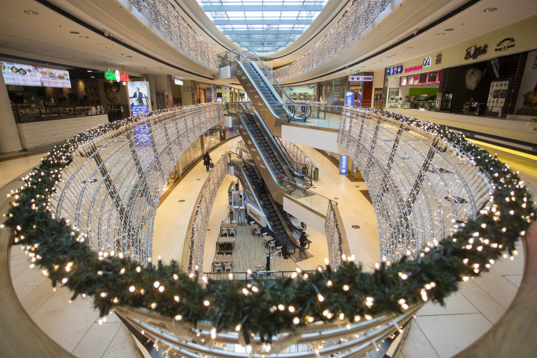 Karácsonyi füzérek egy szinte teljesen üres németországi bevásárlóközpontban, 2020. december 18-án – Fotó: Tom Weller/DPA/dpa Picture-Alliance via AFP