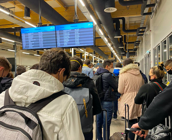 Sorbanálló utasok a Liszt Ferenc repülőtéren. Fotó: olvasónk, Veronika