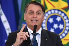 Bolsonaro: Senki nem vállal felelősséget azért, ha krokodillá változunk a vakcinától