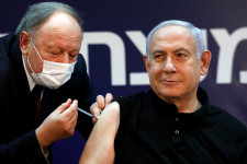 Izraelben elsőként Netanjahut oltották be