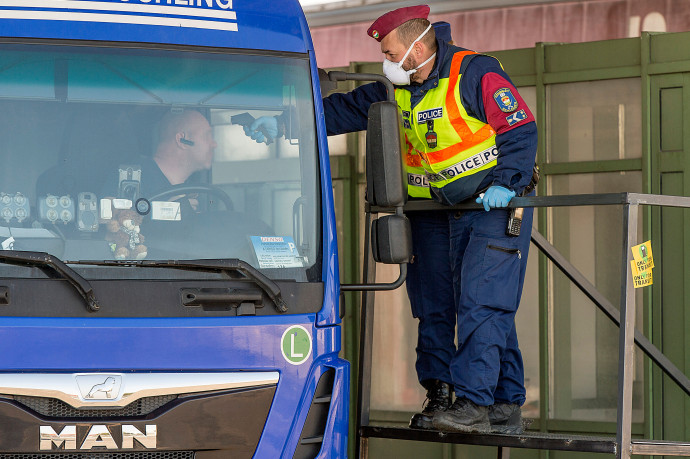 Hatalmas tömeg indult haza, a Balkánra, négy-öt órát kell várni a szerb határon