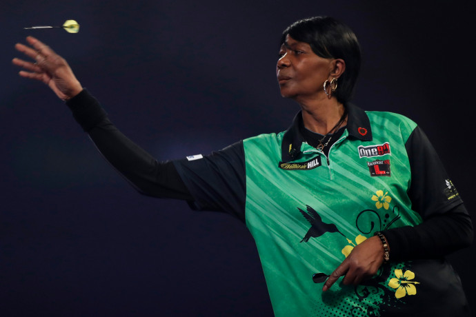 Először versenyzett fekete nő a darts-vb-n, Deta Hedman 61 évesen ért oda